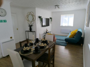 Stunning 3-Bed Apt, near Lakeside Mall, Fast WIFI, PARKING, Chafford STATION